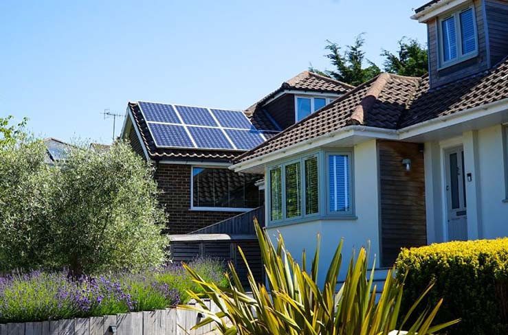 Fotografía de casas con placas solares